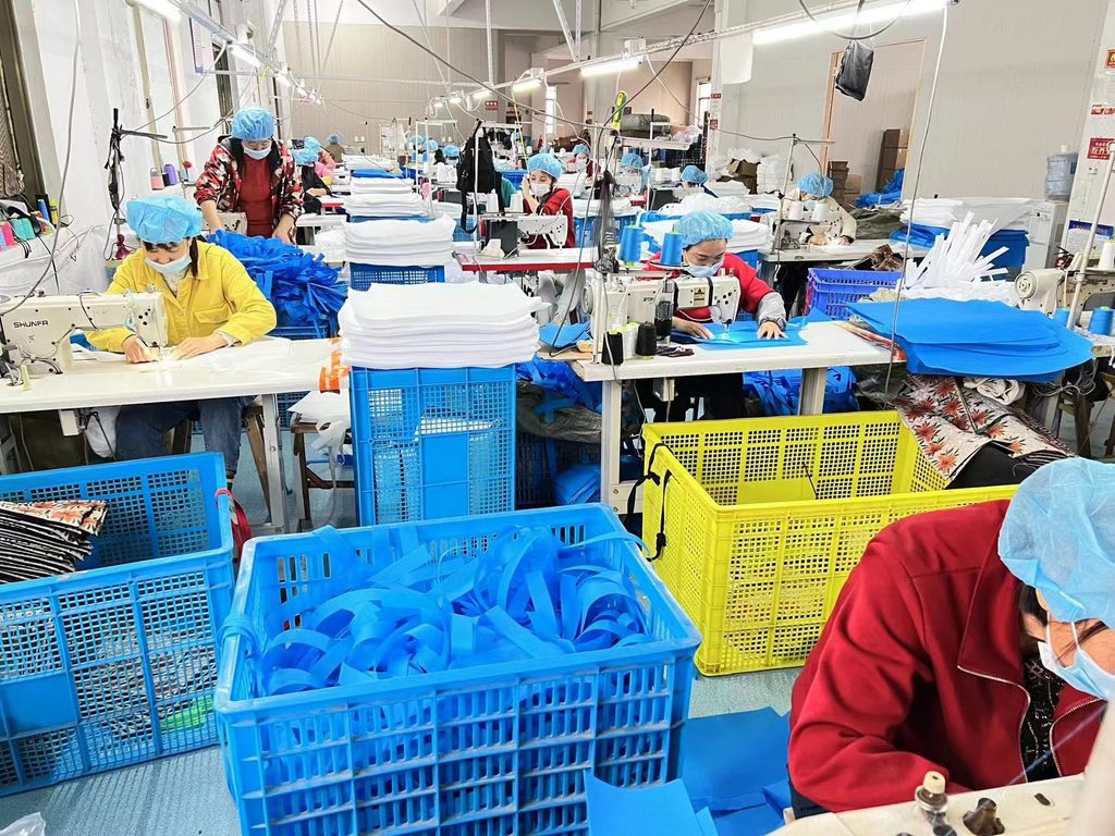 Custom bag manufacturing factory showing fabric, labor and hardware cost components at Bincai